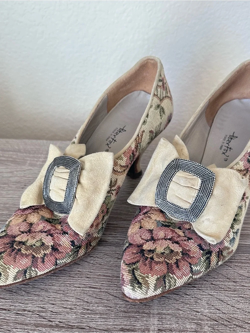 Peter Fox Vintage Woven Floral Tapestry Suede Bow Buckle Heels Pumps Italy 7.5B